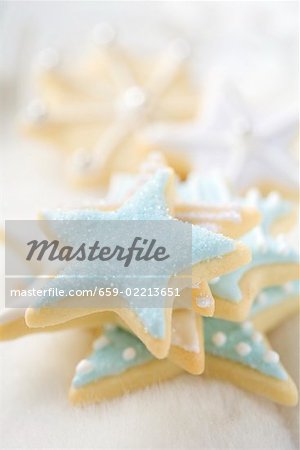Sterne-Kekse mit blauen und weißen Zuckerglasur