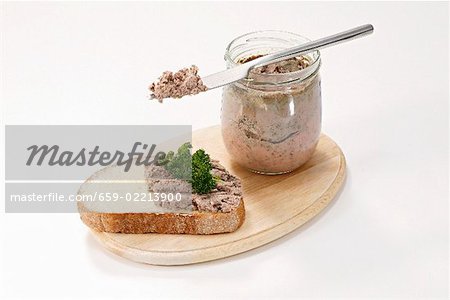 Leberwurst im Glas und auf Brot
