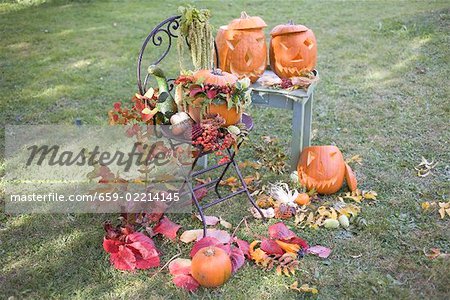 Décoration de jardin automnale avec citrouilles, fleurs & feuilles