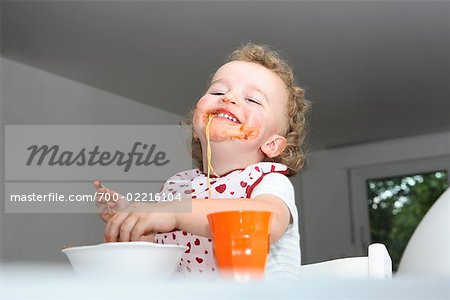 Bébé manger des spaghettis