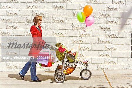 Femme poussant Poussette bébé fille