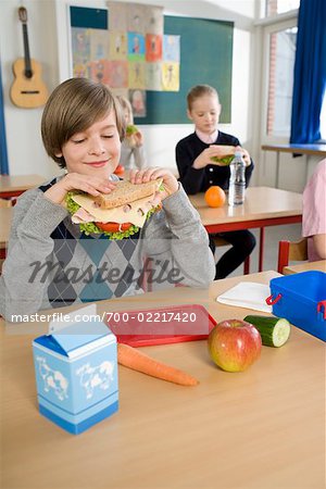 Junge Essen Mittagessen in der Schule