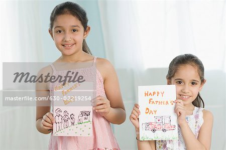 Porträt von zwei Mädchen zeigen ihre Zeichnungen und Lächeln