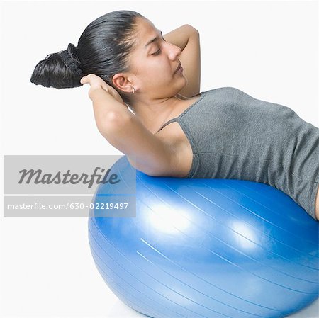 Jeune femme exerçant avec un ballon de fitness