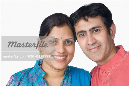 Portrait d'un sourire de couple adulte mid