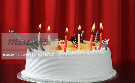 Gros plan des bougies allumées sur un gâteau d'anniversaire