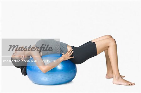 Seitenansicht einer jungen Frau, Training mit Fitness-ball