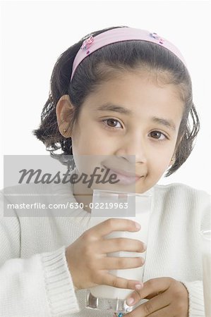 Portrait d'une jeune fille tenant un verre de lait
