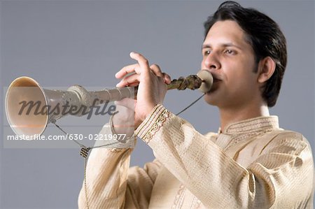 Gros plan d'un jeune homme joue de la clarinette