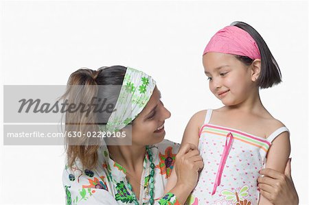 Nahaufnahme einer jungen Frau, ihre Tochter zu betrachten und das Lächeln