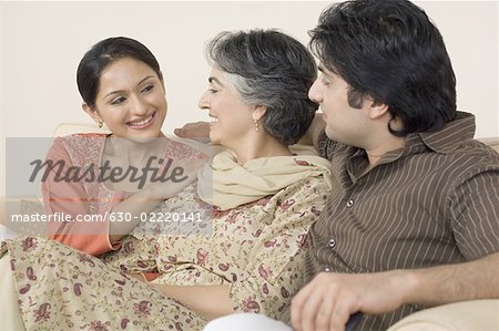 Gros plan d'une femme d'âge mûr assis entre son fils et sa belle-fille
