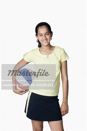 Porträt von ein junges Mädchen halten einen Basketball unter dem arm