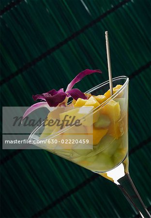 Gros plan d'un verre de tranches de mangue et melon