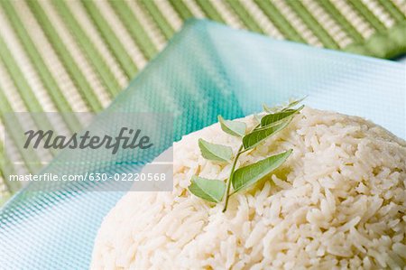 Nahaufnahme von gekochtem Reis mit Curry Blätter in einem Teller