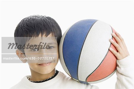 Portrait d'un garçon tenant un ballon de basket