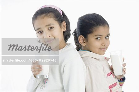 Deux jeunes filles tenant des verres de lait
