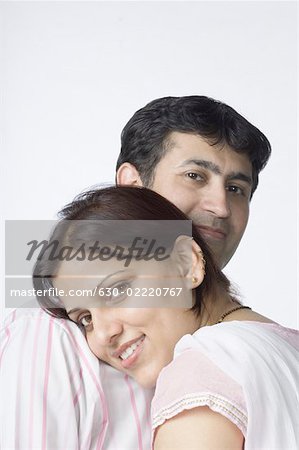 Porträt eines Mitte Erwachsenen Paares umarmten einander und Lächeln