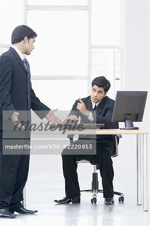 Zwei Geschäftsleute diskutieren in einem Büro