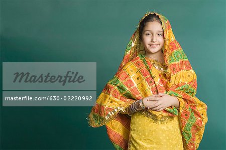 Portrait d'une jeune fille portant des vêtements traditionnels et de sourire