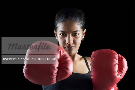 Porträt einer Boxerin in Boxen-Haltung
