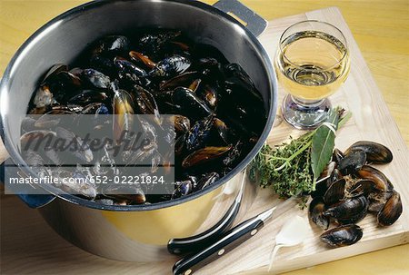 Preparing the mussels
