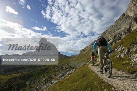 Zwei Mountainbike-Fahrer in den Bergen