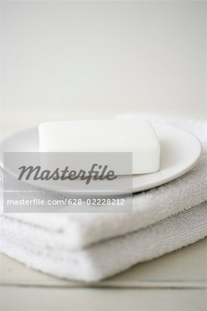 Gâteau de savon et d'un disque sur une pile de serviettes