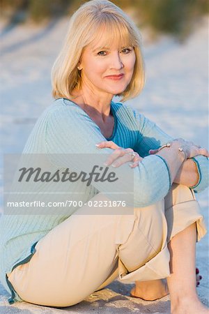 Portrait de femme assise sur la plage