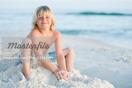 Garçon jouant sur la plage