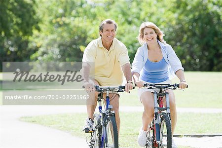 Paar Riding Bikes