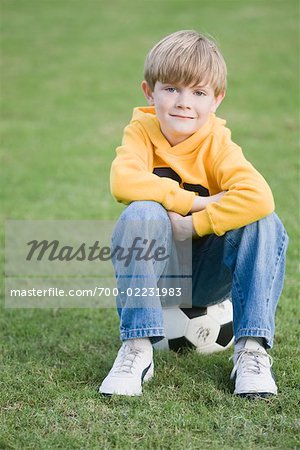 Portrait de garçon avec ballon de Soccer