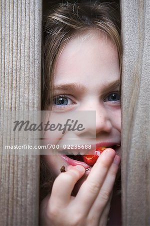 Portrait de jeune fille mangeant Cherry