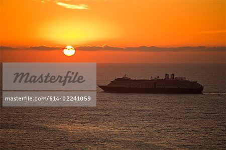 Bateau de croisière sur l'océan Pacifique au lever du soleil