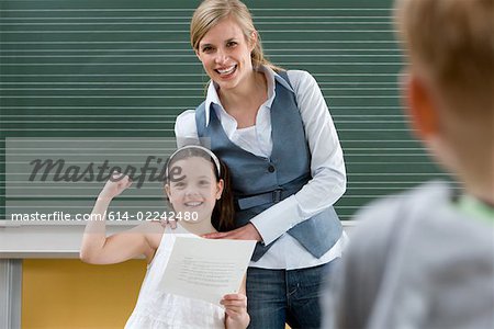 Enseignant et une fille en classe