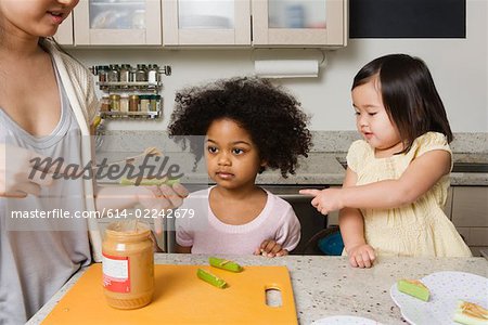 Eine Mutter, die Zubereitung von Essen für Kinder