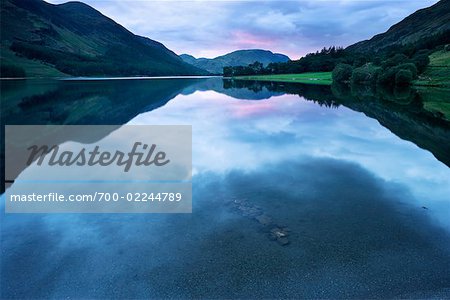 Lac et les montagnes au coucher du soleil, Buttermere, Lake District, Cumbria, Angleterre