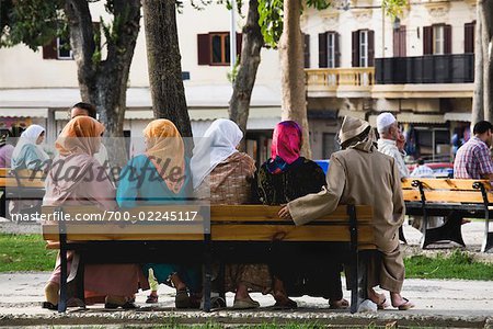 Gens sur le banc de parc, Maroc