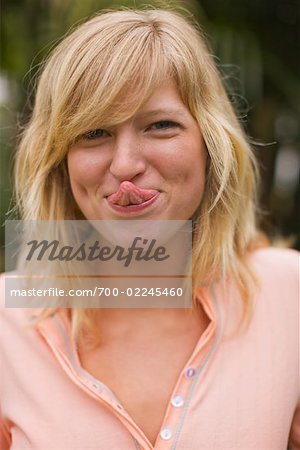 Portrait de femme, toucher son nez avec sa langue, Encinitas, San Diego County, Californie, Etats-Unis