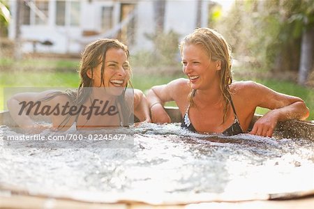Femmes assises dans un bain à remous, Encinitas, San Diego County, Californie, Etats-Unis