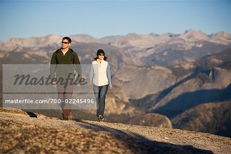 Paar Wandern in den Bergen, Yosemite Nationalpark, Kalifornien, USA