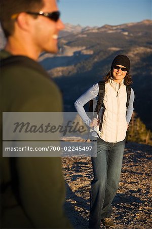 Couple de randonnée dans les montagnes, le Parc National de Yosemite, Californie, USA