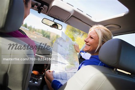 Femme regardant la carte sur un Road Trip à Mazama, Washington, USA