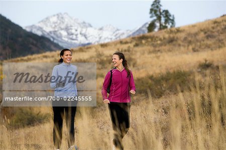 Femmes se promener dans la vallée de Methow près de Mazama, Washington, États-Unis