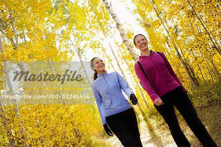 Femmes se promener dans une forêt, Methow Valley près de Mazama, Washington, États-Unis