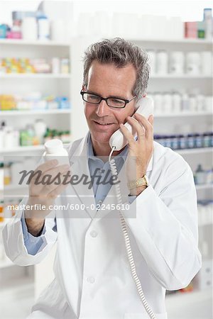 Pharmacien parlant au téléphone