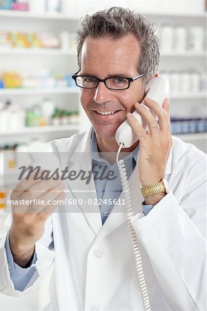Pharmacien parlant au téléphone