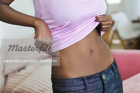 Femme, chemise à voir estomac de levage