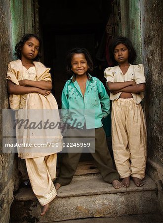 Porträt von Kindern in Doorway, Varanasi, Uttar Pradesh, Indien
