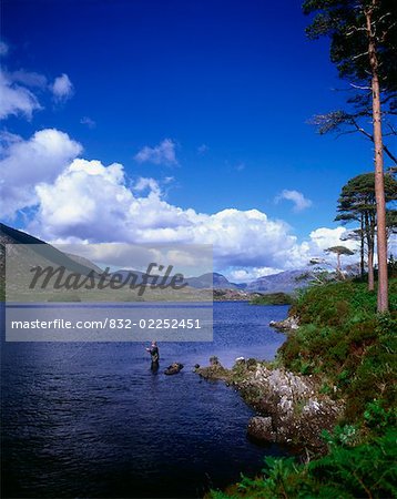 Vue d'angle élevé d'un homme pêche à la mouche dans un lac, Connemara, comté de Galway, Irlande