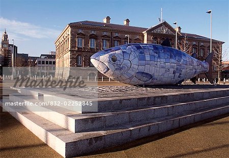 Big Fish, Sculpture à Custom House, Belfast, Irlande